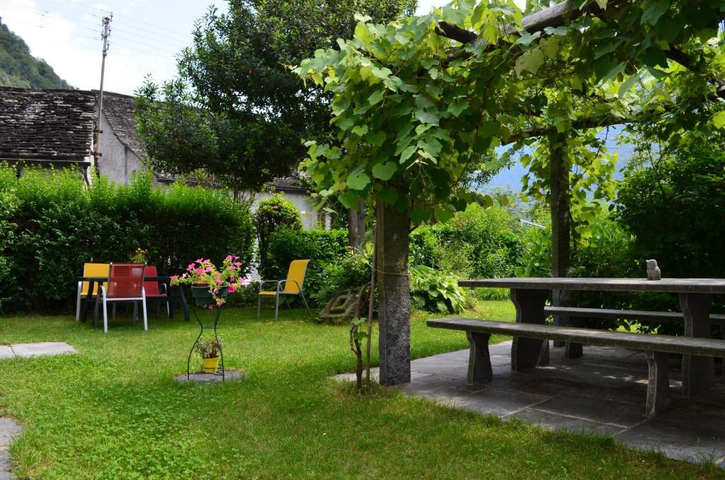 Hotel Garni Maggia Giumaglio Ngoại thất bức ảnh